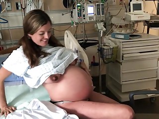 Беременная пациентка охотно показывает киску перед родами